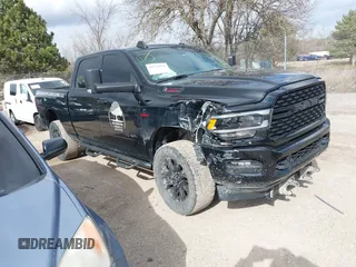 2022 Ram 2500 Big Horn z VIN 3C6UR5DL1NG166403, wystawiony jako IAAI lot #41936951 z przebiegiem 76 537 mil mil oraz . Historia ofert i sprzedaży dostępna na DreamBid. Obrazek 1.