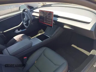 2025 Tesla Model 3 Long Range z VIN 5YJ3E1EB6SF924607, wystawiony jako IAAI lot #42255758 z przebiegiem 5 881 mil mil oraz . Historia ofert i sprzedaży dostępna na DreamBid. Obrazek 5.