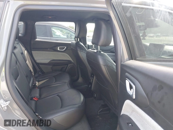 2023 Jeep Compass Latitude Lux z VIN 3C4NJDFN8PT531229, wystawiony jako IAAI lot #42383427 z przebiegiem 6 979 mil mil oraz . Historia ofert i sprzedaży dostępna na DreamBid. Obrazek 8.