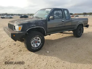 1993 Toyota Pickup DLX z VIN JT4VN13D8P5114451, wystawiony jako Copart lot #85312314 z przebiegiem 143 853 mil mil oraz Czysty tytuł • Clean title. Historia ofert i sprzedaży dostępna na DreamBid. Obrazek 1.