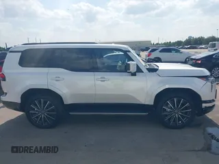2024 Lexus GX 550 Luxury z VIN JTJVBCDX3R5013010, wystawiony jako IAAI lot #42298207 z przebiegiem 3 589 mil mil oraz . Historia ofert i sprzedaży dostępna na DreamBid. Obrazek 14.
