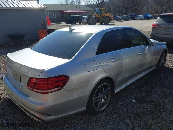 2014 Mercedes-Benz E-Class E 350 Luxury with VIN WDDHF8JB2EA891237, listed as a IAAI auction lot 41725010 with 115,429 mi miles. Bid and sale history available at carsss.com. Image 4.