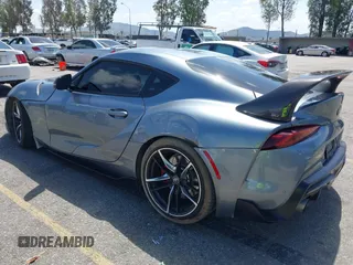 2022 Toyota Supra 3.0 z VIN WZ1DB0C03NW050498, wystawiony jako IAAI lot #41950538 z przebiegiem 42 449 mil mil oraz . Historia ofert i sprzedaży dostępna na DreamBid. Obrazek 3.