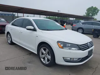 2015 Volkswagen Passat Limited Edition Edition z VIN 1VWAT7A33FC093663, wystawiony jako IAAI lot #42313345 z przebiegiem 100 548 mil mil oraz . Historia ofert i sprzedaży dostępna na DreamBid. Obrazek 1.