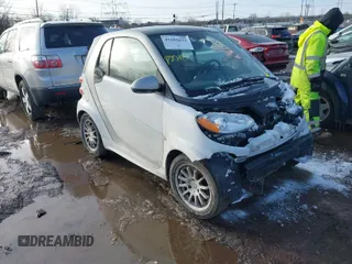 2013 Smart fortwo Pure with VIN WMEEJ3BA7DK596875, listed as a IAAI auction lot 41601623 with 1 mi miles. Bid and sale history available at carsss.com. Image 1.