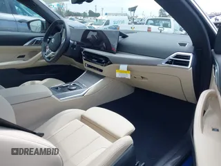 2025 BMW 4 Series 430i z VIN WBA33DB08SCU35159, wystawiony jako IAAI lot #42019631 z przebiegiem 895 mil mil oraz . Historia ofert i sprzedaży dostępna na DreamBid. Obrazek 5.