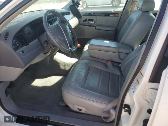 2000 Lincoln Town Car Signature z VIN 1LNHM82W2YY813274, wystawiony jako Copart lot #47288135 z przebiegiem 110 192 mil mil oraz Czysty tytuł • Clean title. Historia ofert i sprzedaży dostępna na DreamBid. Obrazek 7.