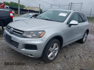 2011 Volkswagen Touareg Sport z VIN WVGFF9BP0BD000384, wystawiony jako IAAI lot #42316945 z przebiegiem 157 200 mil mil oraz . Historia ofert i sprzedaży dostępna na DreamBid. Obrazek 2.