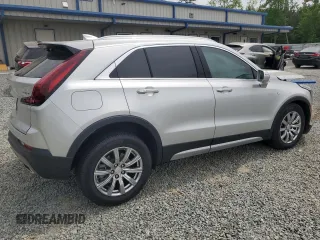 2021 Cadillac XT4 FWD Premium Luxury z VIN 1GYFZCR40MF000293, wystawiony jako Copart lot #58710565 z przebiegiem 49 721 mil mil oraz Szkody całkowita. Historia ofert i sprzedaży dostępna na DreamBid. Obrazek 3.