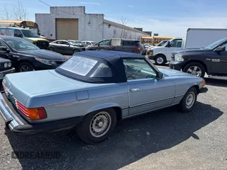 1985 Mercedes-Benz 380 z VIN WDBBA45C0FA019441, wystawiony jako Copart lot #51792005 z przebiegiem 83 718 mil mil oraz Czysty tytuł • Clean title. Historia ofert i sprzedaży dostępna na DreamBid. Obrazek 4.
