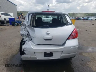 2010 Nissan Versa S z VIN 3N1BC1CP8AL454292, wystawiony jako Copart lot #55031695 z przebiegiem 119 095 mil mil oraz Szkoda całkowita • Salvage title. Historia ofert i sprzedaży dostępna na DreamBid. Obrazek 6.