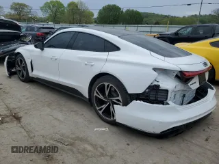 2022 Audi e-tron GT Premium Plus z VIN WAUCJBFW3N7008607, wystawiony jako Copart lot #46582463 z przebiegiem 5996 mil mil oraz . Historia ofert i sprzedaży dostępna na DreamBid. Obrazek 2.