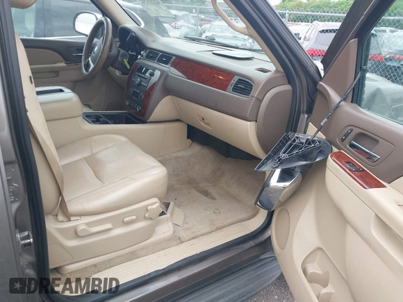 2012 Chevrolet Tahoe LT z VIN 1GNSCBE08CR136971, wystawiony jako IAAI lot #42211242 z przebiegiem 214 910 mil mil oraz . Historia ofert i sprzedaży dostępna na DreamBid. Obrazek 5.