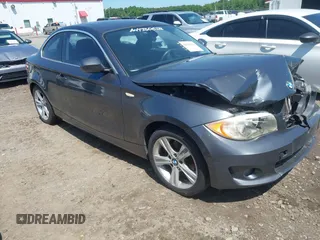 2013 BMW 1 Series 128i z VIN WBAUP7C57DVP25145, wystawiony jako IAAI lot #42186423 z przebiegiem 131 222 mil mil oraz . Historia ofert i sprzedaży dostępna na DreamBid. Obrazek 1.