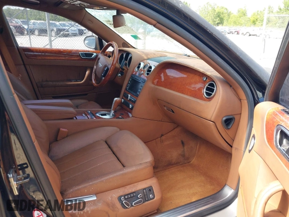 2006 Bentley Flying Spur z VIN SCBBR53W06C039791, wystawiony jako IAAI lot #42295068 z przebiegiem 48 739 mil mil oraz . Historia ofert i sprzedaży dostępna na DreamBid. Obrazek 5.