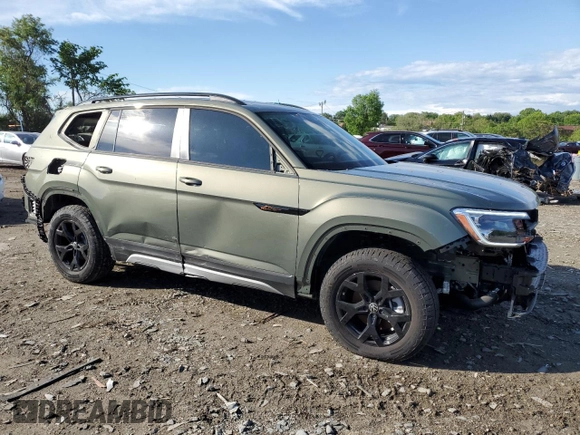 2024 Volkswagen Atlas Peak Edition SEL z VIN 1V2GR2CA8RC583867, wystawiony jako Copart lot #55641005 z przebiegiem 5 798 mil mil oraz Szkoda całkowita • Salvage title. Historia ofert i sprzedaży dostępna na DreamBid. Obrazek 4.