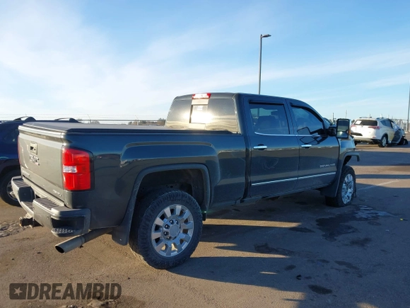 2017 GMC Sierra 2500HD Denali z VIN 1GT12UEG3HF132898, wystawiony jako IAAI lot #41442407 z przebiegiem 83 432 mil mil oraz . Historia ofert i sprzedaży dostępna na DreamBid. Obrazek 4.