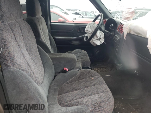 2000 GMC Sonoma SLS z VIN 1GTCS19W2Y8201805, wystawiony jako Copart lot #43633925 z przebiegiem Nie podano mil oraz Szkody całkowita. Historia ofert i sprzedaży dostępna na DreamBid. Obrazek 10.