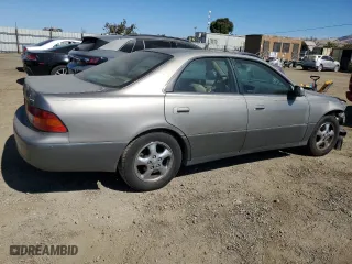 1998 Lexus ES 300 Luxury Sport Sdn with VIN JT8BF28G8W5026683, listed as a Copart auction lot 70980304 with 193,357 mi miles and Salvage Title. Bid and sale history available at carsss.com. Image 3.