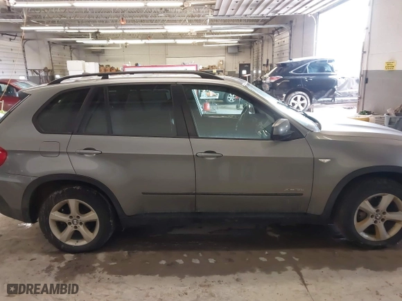 2009 BMW X5 30i with VIN 5UXFE43559L272922, listed as a IAAI auction lot 41723504 with 210,793 mi miles. Bid and sale history available at carsss.com. Image 13.