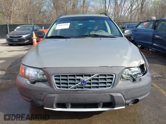 2004 Volvo V70 XC70 with VIN YV1SZ59H441165645, listed as a IAAI auction lot 41889089 with 262,914 mi miles. Bid and sale history available at carsss.com. Image 12.