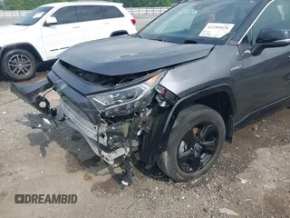 2021 Toyota RAV4 Hybrid XSE z VIN 4T3E6RFV7MU062914, wystawiony jako IAAI lot #42285928 z przebiegiem 46 639 mil mil oraz . Historia ofert i sprzedaży dostępna na DreamBid. Obrazek 18.