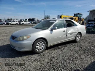 2005 Toyota Camry STD z VIN 4T1BE32KX5U540557, wystawiony jako Copart lot #50408435 z przebiegiem 268 848 mil mil oraz Szkoda całkowita • Salvage title. Historia ofert i sprzedaży dostępna na DreamBid. Obrazek 1.