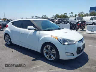 2013 Hyundai Veloster w/Black Int z VIN KMHTC6AD8DU174885, wystawiony jako IAAI lot #42408175 z przebiegiem 132 366 mil mil oraz . Historia ofert i sprzedaży dostępna na DreamBid. Obrazek 1.