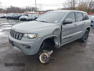 2020 Jeep Grand Cherokee Altitude z VIN 1C4RJFAG1LC207857, wystawiony jako IAAI lot #41932217 z przebiegiem 56 529 mil mil oraz . Historia ofert i sprzedaży dostępna na DreamBid. Obrazek 2.