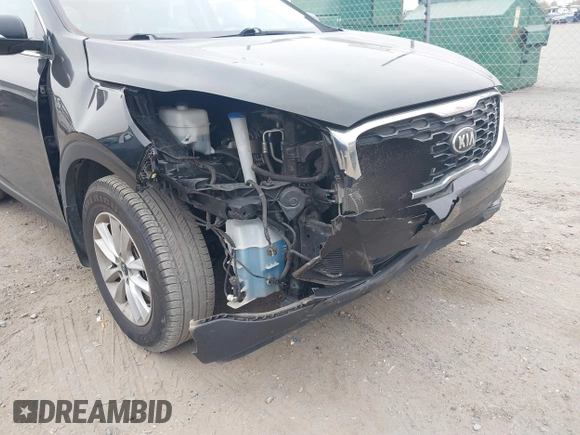 2019 Kia Sorento LX with VIN 5XYPG4A34KG579484, listed as a IAAI auction lot 40971250 with 142,327 mi miles. Bid and sale history available at carsss.com. Image 6.