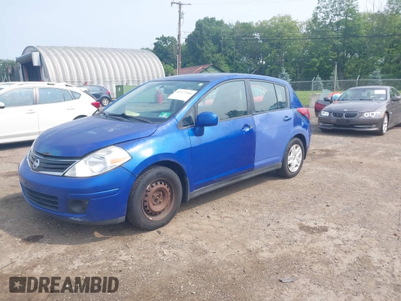 2011 Nissan Versa S z VIN 3N1BC1CP0BL395790, wystawiony jako IAAI lot #42477284 z przebiegiem 270 145 mil mil oraz . Historia ofert i sprzedaży dostępna na DreamBid. Obrazek 2.