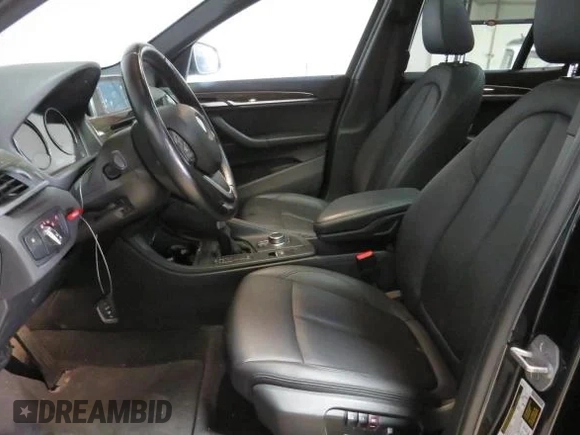 2018 BMW X1 xDrive28i z VIN WBXHT3C35J5L33173, wystawiony jako Copart lot #60927155 z przebiegiem 33 352 mil mil oraz Szkoda całkowita • Salvage title. Historia ofert i sprzedaży dostępna na DreamBid. Obrazek 9.