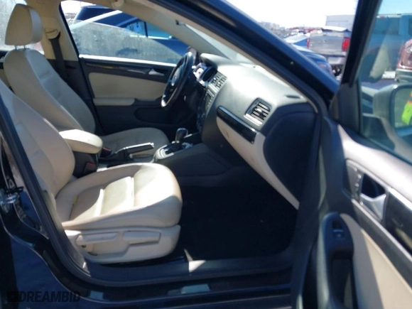 2017 Volkswagen Jetta 1.8T SEL with VIN 3VWL17AJ3HM411036, listed as a IAAI auction lot 41638006 with 211,062 mi miles. Bid and sale history available at carsss.com. Image 5.