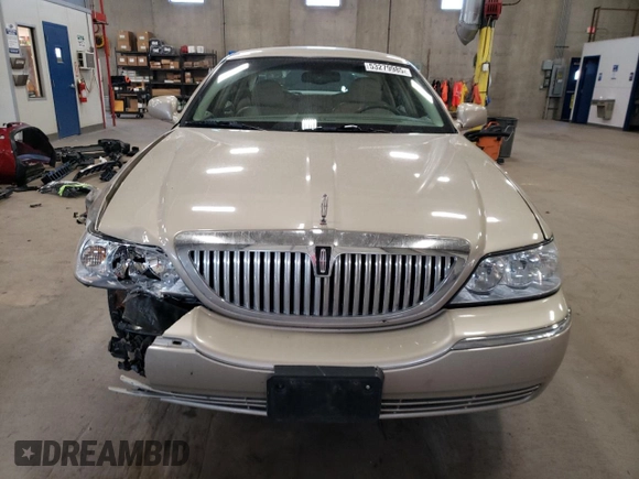 2005 Lincoln Town Car Signature z VIN 1LNHM81W55Y670818, wystawiony jako Copart lot #53279985 z przebiegiem 95 939 mil mil oraz Szkoda całkowita • Salvage title. Historia ofert i sprzedaży dostępna na DreamBid. Obrazek 5.