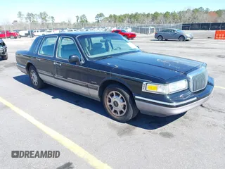 1997 Lincoln Town Car Signature z VIN 1LNLM82W9VY689638, wystawiony jako IAAI lot #41700911 z przebiegiem 151 318 mil mil oraz . Historia ofert i sprzedaży dostępna na DreamBid. Obrazek 1.