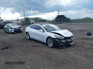 2020 Tesla Model 3 Long Range z VIN 5YJ3E1EB8LF667404, wystawiony jako IAAI lot #42201373 z przebiegiem 113 189 mil mil oraz . Historia ofert i sprzedaży dostępna na DreamBid. Obrazek 1.
