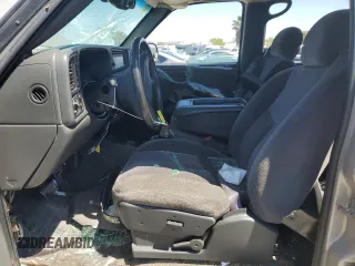 2004 GMC Sierra 2500 SLE z VIN 1GTGK23U64F211239, wystawiony jako Copart lot #54905465 z przebiegiem 193 492 mil mil oraz Szkody całkowita. Historia ofert i sprzedaży dostępna na DreamBid. Obrazek 7.