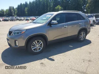 2015 Kia Sorento LX z VIN 5XYKTDA6XFG647986, wystawiony jako Copart lot #60339835 z przebiegiem 132 325 mil mil oraz Czysty tytuł • Clean title. Historia ofert i sprzedaży dostępna na DreamBid. Obrazek 1.