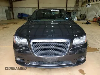 2013 Chrysler 300 SRT-8 z VIN 2C3CCAFJ5DH652791, wystawiony jako Copart lot #55895915 z przebiegiem 146 485 mil mil oraz Szkoda całkowita • Salvage title. Historia ofert i sprzedaży dostępna na DreamBid. Obrazek 5.
