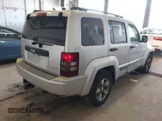 2008 Jeep Liberty Sport z VIN 1J8GN28K28W205032, wystawiony jako IAAI lot #42394818 z przebiegiem 229 088 mil mil oraz . Historia ofert i sprzedaży dostępna na DreamBid. Obrazek 4.