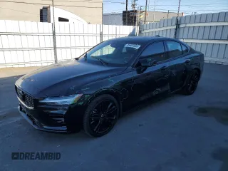 2024 Volvo S60 Plus Black Edition z VIN 7JRL12TH2RG304962, wystawiony jako Copart lot #88587335 z przebiegiem 10 896 mil mil oraz Szkody całkowita. Historia ofert i sprzedaży dostępna na DreamBid. Obrazek 1.