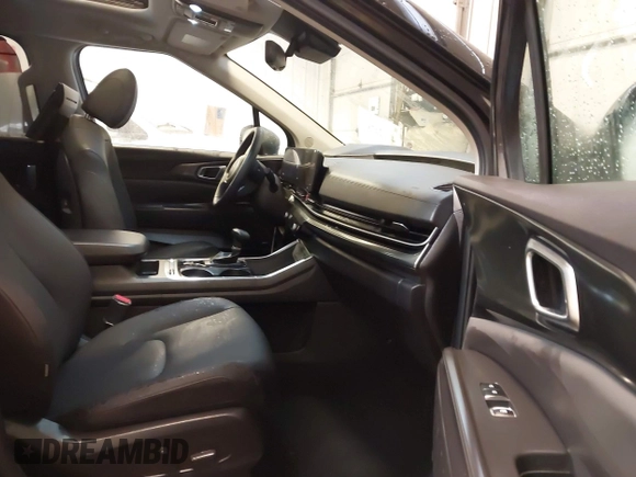 2025 Kia Carnival SX with VIN KNDNE5K33S6467800, listed as a IAAI auction lot 41624780 with 4,456 mi miles and . Bid and sale history available at DreamBid. Image 5.