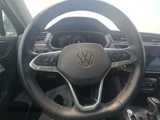 2024 Volkswagen Tiguan SE z VIN 3VV3B7AX1RM107078, wystawiony jako IAAI lot #42852792 z przebiegiem 36 642 mil mil oraz . Historia ofert i sprzedaży dostępna na DreamBid. Obrazek 16.
