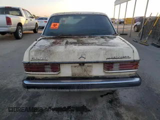 1982 Mercedes-Benz 300 D with VIN WDBAB33A8CB003398, listed as a Copart auction lot 86924884 with 364,402 mi miles and Clean Title. Bid and sale history available at DreamBid. Image 6.
