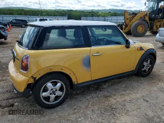 2008 MINI Hardtop z VIN WMWMF33568TU66807, wystawiony jako Copart lot #58900645 z przebiegiem 118 623 mil mil oraz Czysty tytuł • Clean title. Historia ofert i sprzedaży dostępna na DreamBid. Obrazek 3.