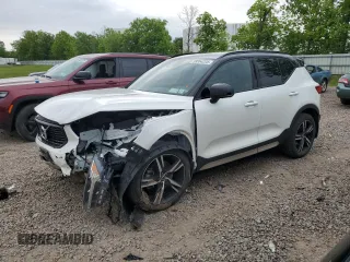 2022 Volvo XC40 R-Design with VIN YV4162UM0N2740586, listed as a Copart auction lot 59354225 with 28,834 mi miles and Salvage title. Bid and sale history available at DreamBid. Image 1.