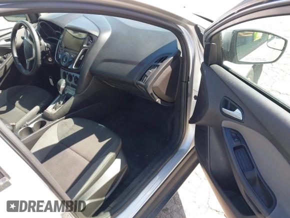 2013 Ford Focus SE z VIN 1FADP3F23DL306241, wystawiony jako IAAI lot #41980497 z przebiegiem 63 313 mil mil oraz . Historia ofert i sprzedaży dostępna na DreamBid. Obrazek 5.