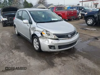 2007 Nissan Versa S z VIN 3N1BC13E47L369909, wystawiony jako IAAI lot #41831330 z przebiegiem 115 767 mil mil oraz . Historia ofert i sprzedaży dostępna na DreamBid. Obrazek 1.