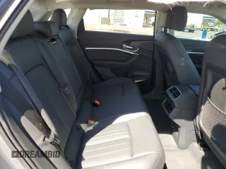2024 Audi Q8 e-tron Premium Plus z VIN WA15AAGE0RB057434, wystawiony jako Copart lot #68937884 z przebiegiem 1487 mil mil oraz Szkody całkowita. Historia ofert i sprzedaży dostępna na DreamBid. Obrazek 10.