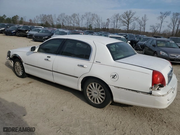 2005 Lincoln Town Car Signature with VIN 1LNHM81W75Y645807, listed as a Copart auction lot 47213765 with 234,403 mi miles and Clean Title. Bid and sale history available at carsss.com. Image 2.